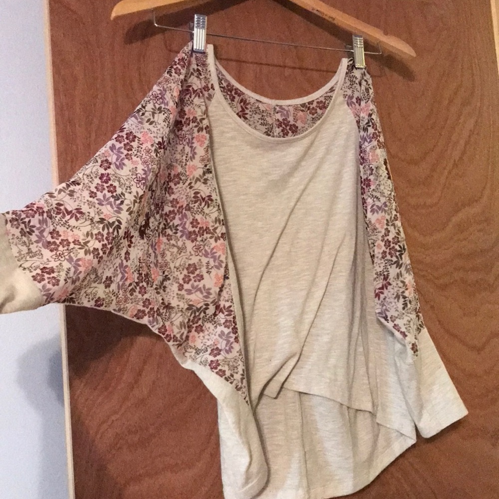Size medium quarter sleeve shirt